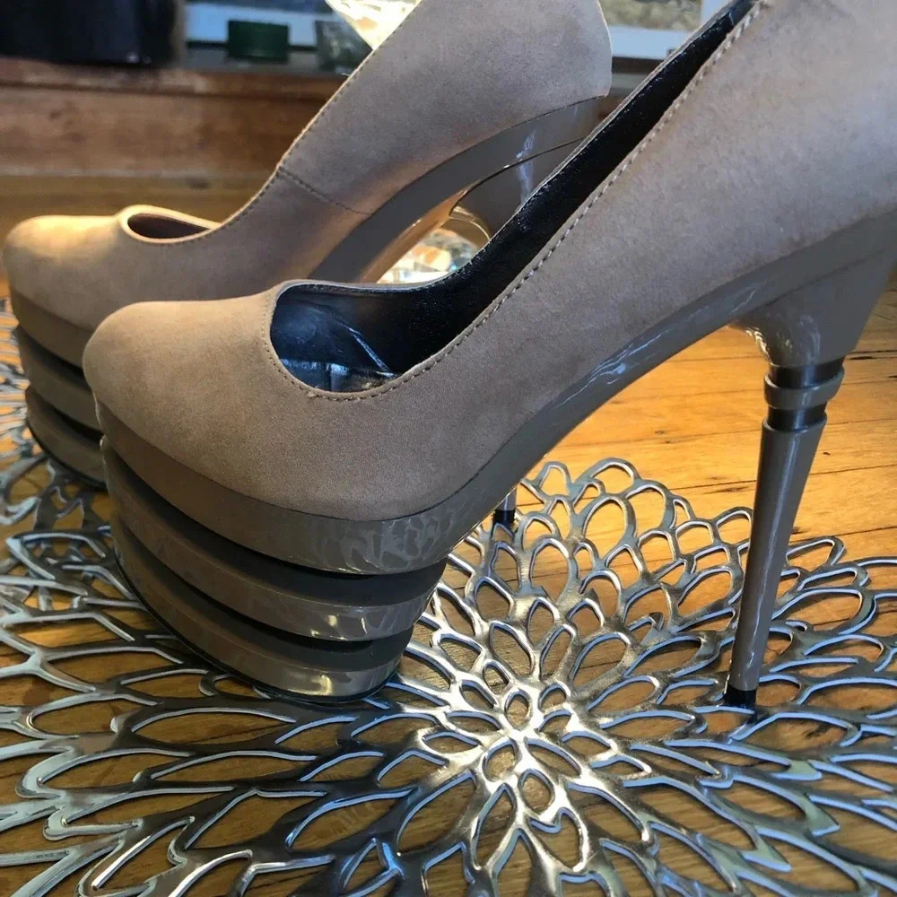 Sexy mile high platforms - Picture 8 of 9